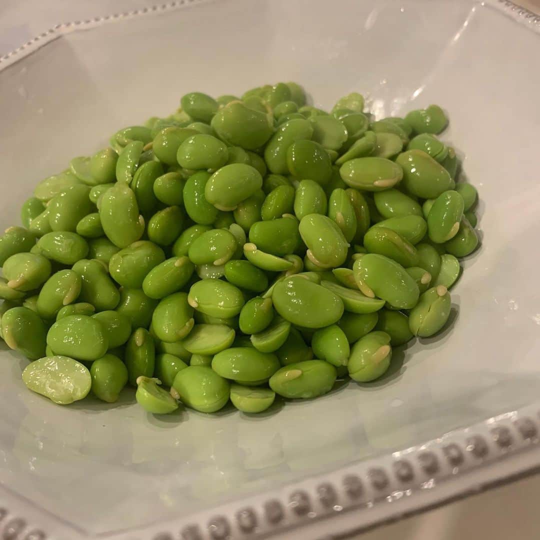 佐々木希さんのインスタグラム写真 - (佐々木希Instagram)「これまた大量の枝豆が我が家へ。 普通にお塩などでも食べますが 今回はブレンダーを使って枝豆のスープを作ろう！と思い、皮と更に豆に付いている薄皮を一粒づつ剥きました。 手間はかかるが その分美味しく感じます☺️ #希んちのごはん」6月6日 22時17分 - nozomisasaki_official