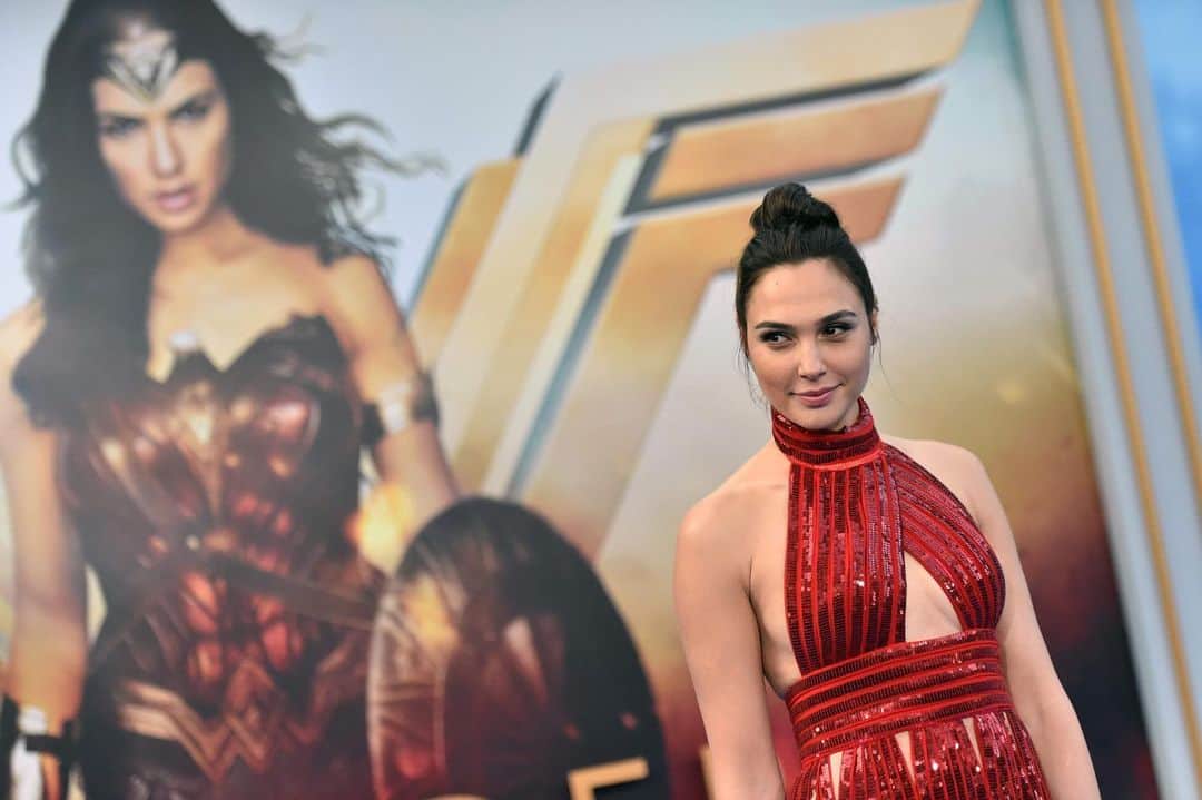 E! Onlineさんのインスタグラム写真 - (E! OnlineInstagram)「Felt cute, might delete later though because #WonderWoman has a brand new look. 💪🏻 Head to the link in our bio for Gal Gadot's makeover as our countdown begins for #WonderWoman1984. (📷: Getty Images)」6月6日 22時18分 - enews