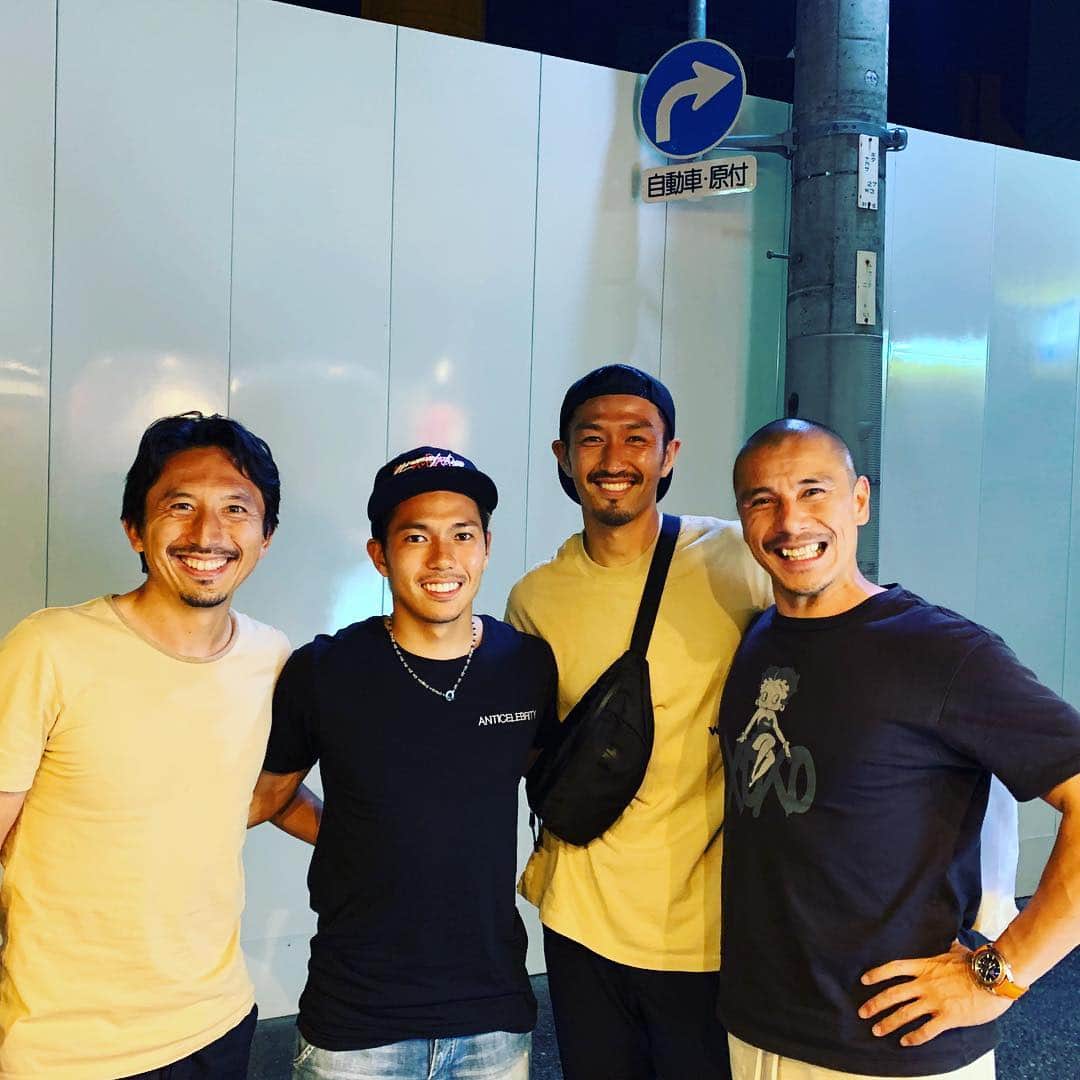 橋本英郎のインスタグラム：「元ヴィッセル、現ヴィッセルのメンバーでご飯行きました！ ． 来月チャリティーヨガを開催する神戸国際中学・高等学校の方々にもご一緒してもらい、楽しい話が出来ました！ ． ガクトとは先日オンラインサロン用の対談で話してたけど直接会えてなかったんで嬉しかった〜。感謝です。 ． 渡部君、けいじろうもちょこちょこやりとりしてるけど、 ． けいじろうが湘南にいる時東京でご飯行ったぶりのご飯会、 ． 渡部君とご飯は初めてやった。。 ． ． また7月11日木曜日にチャリティーヨガやる予定ですので詳細決まればご連絡させて頂きますので、みなさん予定あけてて下さいね！ ． #ヴィッセル神戸  #元ヴィッセル神戸  #近藤岳登  #渡部博文  #小川慶治朗  #橋本英郎  #神戸国際中学校・高等学校  #チャリティーヨガ  #7月11日  #木曜日  #また告知します」