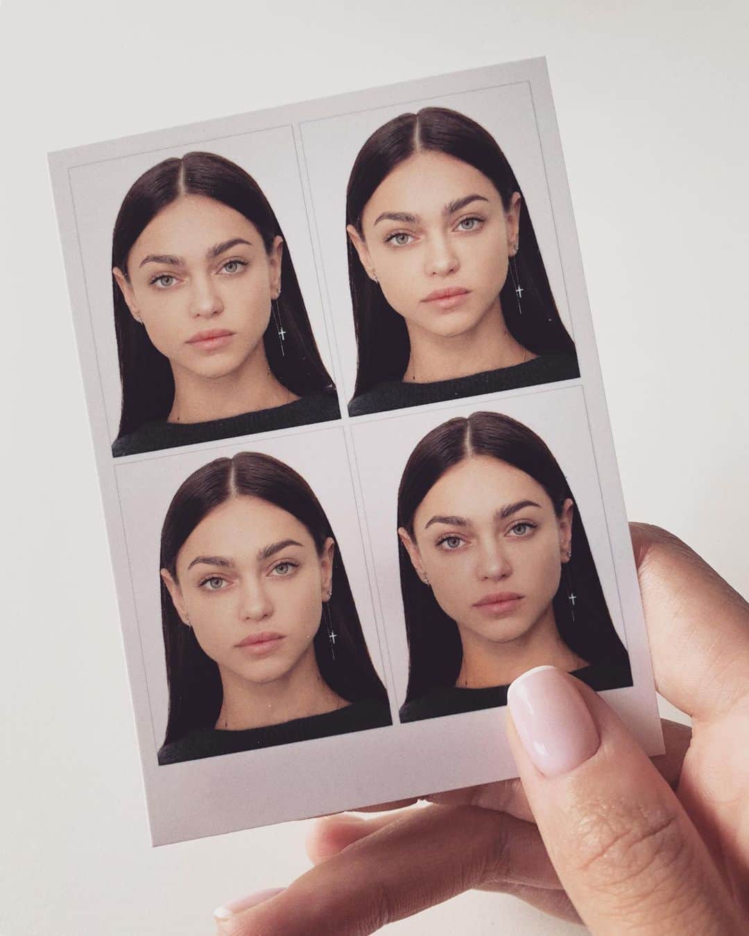 Zhenya Katavaのインスタグラム：「#visa」