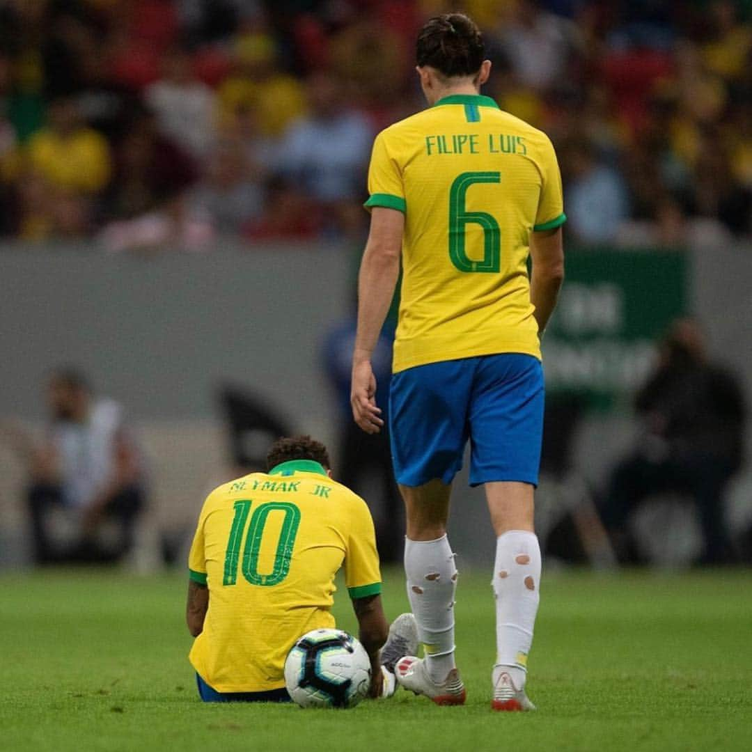 フィリペ・ルイスさんのインスタグラム写真 - (フィリペ・ルイスInstagram)「Brasil 2x0 Catar.  Dia triste, muita força meu amigo @neymarjr」6月6日 22時21分 - filipeluis