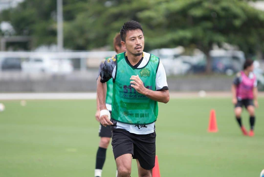 FC琉球さんのインスタグラム写真 - (FC琉球Instagram)「⚽️ いつかの練習風景Photo📷✨ . . ▶️NEXT HOME GAME◀️﻿﻿﻿﻿﻿﻿﻿﻿﻿ 【明治安田生命J2リーグ 第17節﻿﻿﻿﻿】﻿﻿﻿﻿﻿﻿﻿ ﻿﻿﻿﻿﻿﻿﻿ 🗓2019年5 6月8日(土)﻿﻿﻿﻿﻿﻿﻿﻿﻿﻿﻿﻿﻿﻿﻿﻿﻿﻿ 🆚 #ツエーゲン金沢﻿﻿ ⏰19:30KO﻿﻿﻿﻿﻿ 🏟️ #タピック県総ひやごんスタジアム﻿﻿﻿﻿﻿﻿﻿﻿﻿﻿ ﻿﻿﻿﻿﻿﻿﻿ ﻿﻿﻿ #週末はスタジアムに行こう﻿ ﻿﻿﻿﻿﻿﻿﻿ #週末はタピスタに行こう﻿﻿﻿﻿﻿﻿﻿ ﻿﻿﻿ ____________________________________________﻿﻿﻿﻿﻿﻿﻿﻿﻿﻿﻿﻿﻿﻿ ﻿﻿﻿﻿﻿﻿ #コトシハJガハンパナイ﻿﻿﻿﻿﻿﻿﻿﻿﻿﻿ ﻿﻿﻿﻿﻿﻿﻿﻿#コトシハ琉球モハンパナイ﻿﻿﻿﻿﻿﻿﻿﻿﻿﻿﻿ #FC琉球 #fcryukyu #FC琉球HELLOJ2 ﻿﻿﻿﻿﻿﻿﻿﻿﻿﻿﻿﻿﻿﻿﻿ #沖縄 #okinawa #サッカー #soccer #ジンベーニョ #沖縄サッカー #サッカー選手 #FC琉球」6月6日 22時22分 - fcryukyu