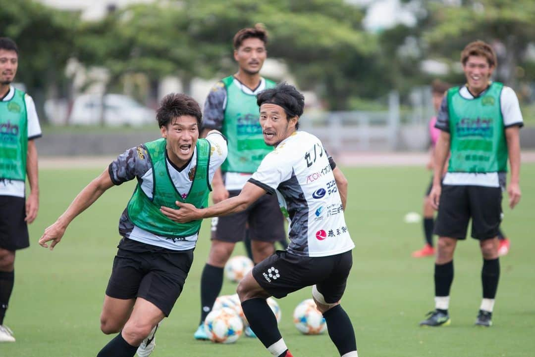 FC琉球さんのインスタグラム写真 - (FC琉球Instagram)「⚽️ いつかの練習風景Photo📷✨ . . ▶️NEXT HOME GAME◀️﻿﻿﻿﻿﻿﻿﻿﻿﻿ 【明治安田生命J2リーグ 第17節﻿﻿﻿﻿】﻿﻿﻿﻿﻿﻿﻿ ﻿﻿﻿﻿﻿﻿﻿ 🗓2019年5 6月8日(土)﻿﻿﻿﻿﻿﻿﻿﻿﻿﻿﻿﻿﻿﻿﻿﻿﻿﻿ 🆚 #ツエーゲン金沢﻿﻿ ⏰19:30KO﻿﻿﻿﻿﻿ 🏟️ #タピック県総ひやごんスタジアム﻿﻿﻿﻿﻿﻿﻿﻿﻿﻿ ﻿﻿﻿﻿﻿﻿﻿ ﻿﻿﻿ #週末はスタジアムに行こう﻿ ﻿﻿﻿﻿﻿﻿﻿ #週末はタピスタに行こう﻿﻿﻿﻿﻿﻿﻿ ﻿﻿﻿ ____________________________________________﻿﻿﻿﻿﻿﻿﻿﻿﻿﻿﻿﻿﻿﻿ ﻿﻿﻿﻿﻿﻿ #コトシハJガハンパナイ﻿﻿﻿﻿﻿﻿﻿﻿﻿﻿ ﻿﻿﻿﻿﻿﻿﻿﻿#コトシハ琉球モハンパナイ﻿﻿﻿﻿﻿﻿﻿﻿﻿﻿﻿ #FC琉球 #fcryukyu #FC琉球HELLOJ2 ﻿﻿﻿﻿﻿﻿﻿﻿﻿﻿﻿﻿﻿﻿﻿ #沖縄 #okinawa #サッカー #soccer #ジンベーニョ #沖縄サッカー #サッカー選手 #FC琉球」6月6日 22時22分 - fcryukyu