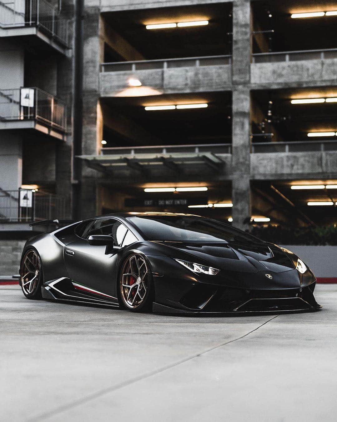 CARLiFESTYLEさんのインスタグラム写真 - (CARLiFESTYLEInstagram)「This Huracan needs a name. GO! Photo by @25thh #carlifestyle @berbs_」6月6日 22時28分 - carlifestyle