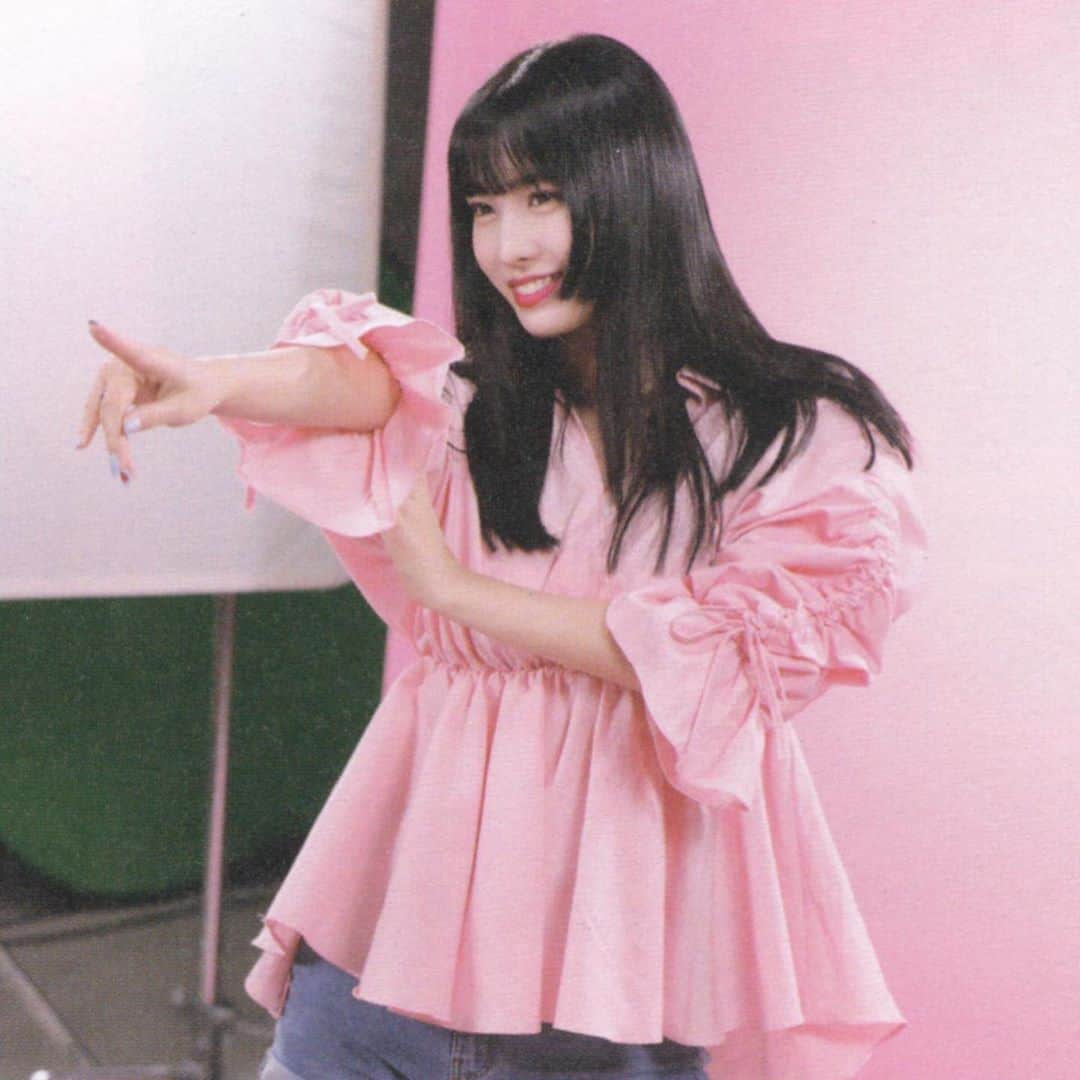 モモさんのインスタグラム写真 - (モモInstagram)「♡ [Scan] 190606 - TWICEZINE TWICELIGHTS Edition Version B -  #MOMO #트와이스 #모모 #平井もも #もも #TWICE © ztothek」6月6日 22時28分 - momojype