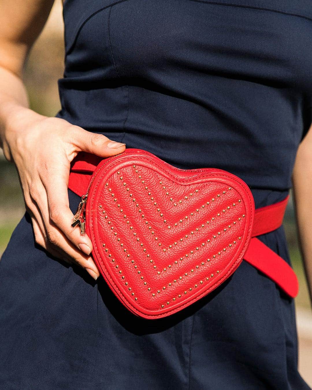 Blonde Saladさんのインスタグラム写真 - (Blonde SaladInstagram)「🖤SHARE THE LOVE🖤with our iconic limited edition @miabag X The Blonde Salad heart shaped bag! You can find it only on our eshop🍓 #theblondesalad #newcollection #ss19 #miabag #fannypack #bag」6月6日 22時30分 - theblondesalad