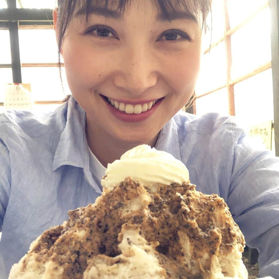 星野涼子さんのインスタグラム写真 - (星野涼子Instagram)「久しぶりの更新になりました。その間も気にかけてくださったりコメントくださったりありがとうございます^_^ 以前やっていたアメブロをふと見返して、やっぱり日々の記録は大切な思い出になるなぁと思いました。なので日常のことを個人的なInstagramとしてやっていきたいなと思うので、お付き合いいただけるかたは改めてよろしくお願いします(^ ^) というわけで、今年最初の氷活！ 黒糖きなこタピオカこしあんトッピング！ ポニーはじめ色んな動物もいるかき氷やさんで、車停める時ポニーが近寄ってきて(きちんと繋がれているのでお互い安全です)サファリパーク気分まで味わえました🤣  #氷活 #黒糖 #きなこ ＃タピオカ #こしあん #かき氷 #ポニー #馬 #羊 #ヤギ #shavedice #pony #sheep #goats #animals #빙수 #말」6月6日 22時40分 - ryoko.hoshino