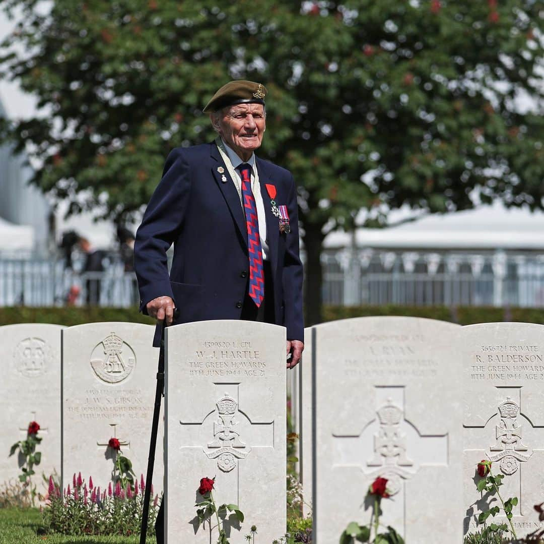 ロイヤル・ファミリーさんのインスタグラム写真 - (ロイヤル・ファミリーInstagram)「75 years ago troops landed on the beaches of Normandy on D-Day at the start of a long campaign to liberate north-west Europe for German Occupation during the Second World War.  Following yesterday’s national service in Portsmouth, commemorations continue in France and the UK.  Today The Prince of Wales and The Duchess of Cornwall @clarencehouse attended the British Legion Services of Remembrance at Bayeux Cathedral and Bayeux Cemetery, where His Royal Highness laid the first wreath at the Cross of Sacrifice.  After the service, The Prince and The Duchess met veterans and international dignitaries, including members of The Queen’s Own Rifles of Canada, of which The Duchess of Colonel-in-Chief and those involved with the Normandy Memorial Trust, of which The Prince is Royal Patron.  #DDay75 📷Press Association」6月6日 22時34分 - theroyalfamily