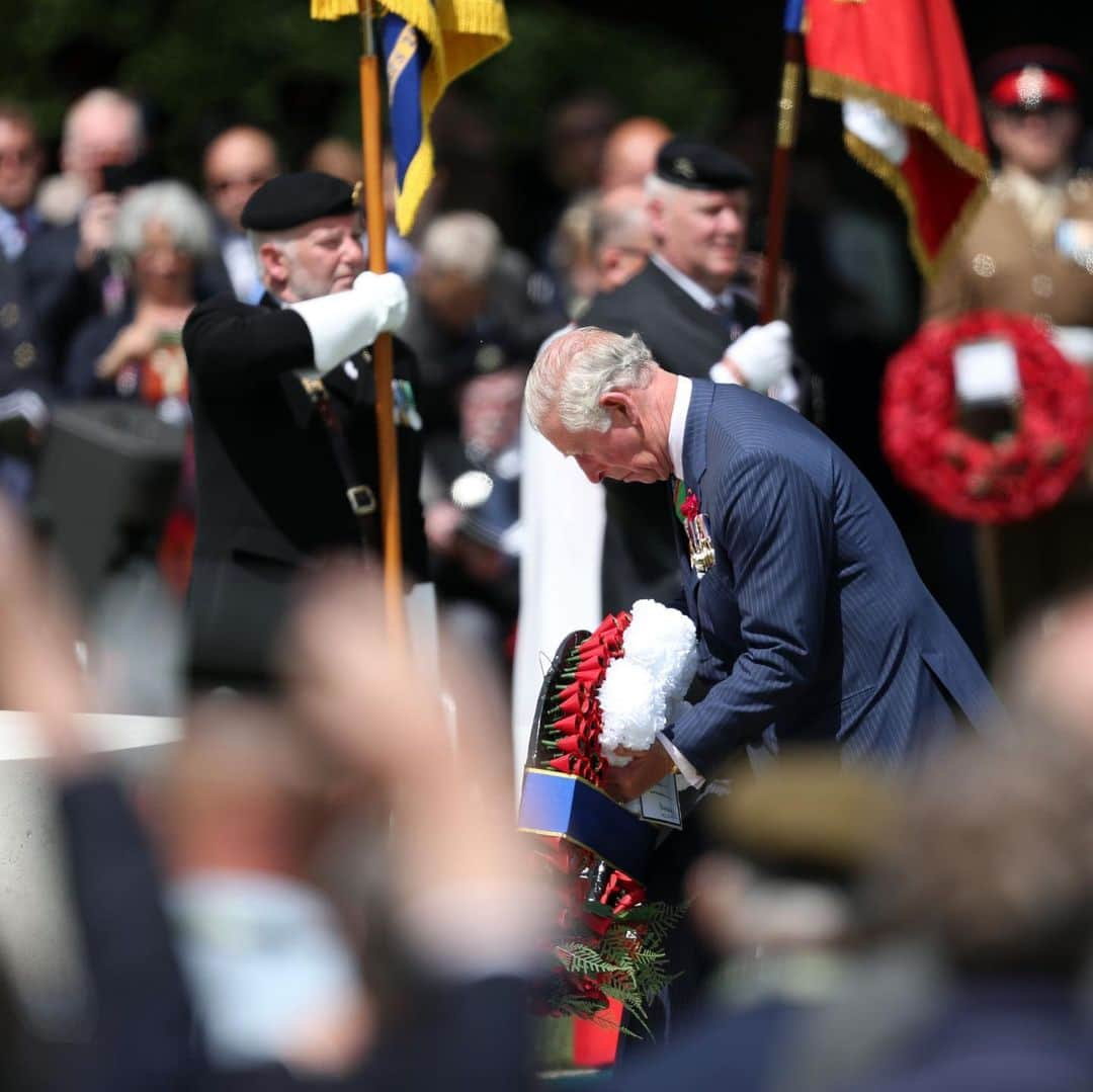 ロイヤル・ファミリーさんのインスタグラム写真 - (ロイヤル・ファミリーInstagram)「75 years ago troops landed on the beaches of Normandy on D-Day at the start of a long campaign to liberate north-west Europe for German Occupation during the Second World War.  Following yesterday’s national service in Portsmouth, commemorations continue in France and the UK.  Today The Prince of Wales and The Duchess of Cornwall @clarencehouse attended the British Legion Services of Remembrance at Bayeux Cathedral and Bayeux Cemetery, where His Royal Highness laid the first wreath at the Cross of Sacrifice.  After the service, The Prince and The Duchess met veterans and international dignitaries, including members of The Queen’s Own Rifles of Canada, of which The Duchess of Colonel-in-Chief and those involved with the Normandy Memorial Trust, of which The Prince is Royal Patron.  #DDay75 📷Press Association」6月6日 22時34分 - theroyalfamily