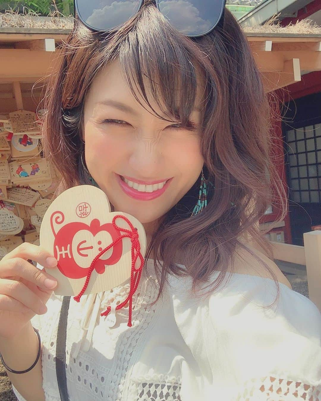 片桐舞子さんのインスタグラム写真 - (片桐舞子Instagram)「日枝神社の結び絵馬⛩ . お猿が可愛い🐵 しかも♡の形😍 . 願い事は？ 結婚できますように！！！だよ！！！w （その前にすてきな人と出会えますようにってことも、ちゃんと書いておいたからバッチリだと思う…） . #むちゃくちゃ晴天 #晴れ女パワー #出雲阿国 #片桐舞子 #たぶん2人とも晴れ女 #日枝神社 #縁結び」6月6日 22時34分 - mays_maiko