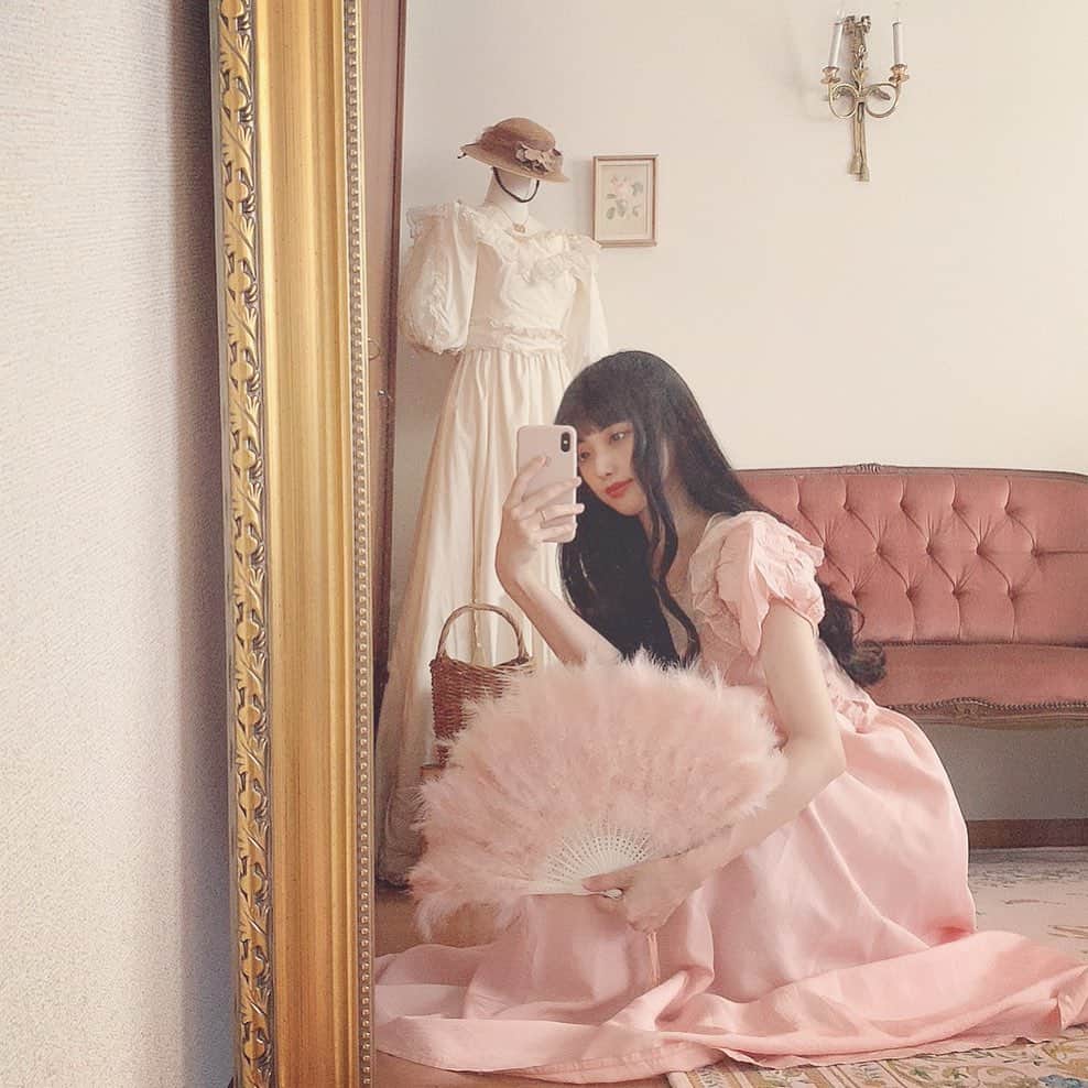 酒元麻衣（まいへー）のインスタグラム：「vintage baby pink fan😚😚😚 #vintageootd#vintagefan  #sweet8月号_dressup」