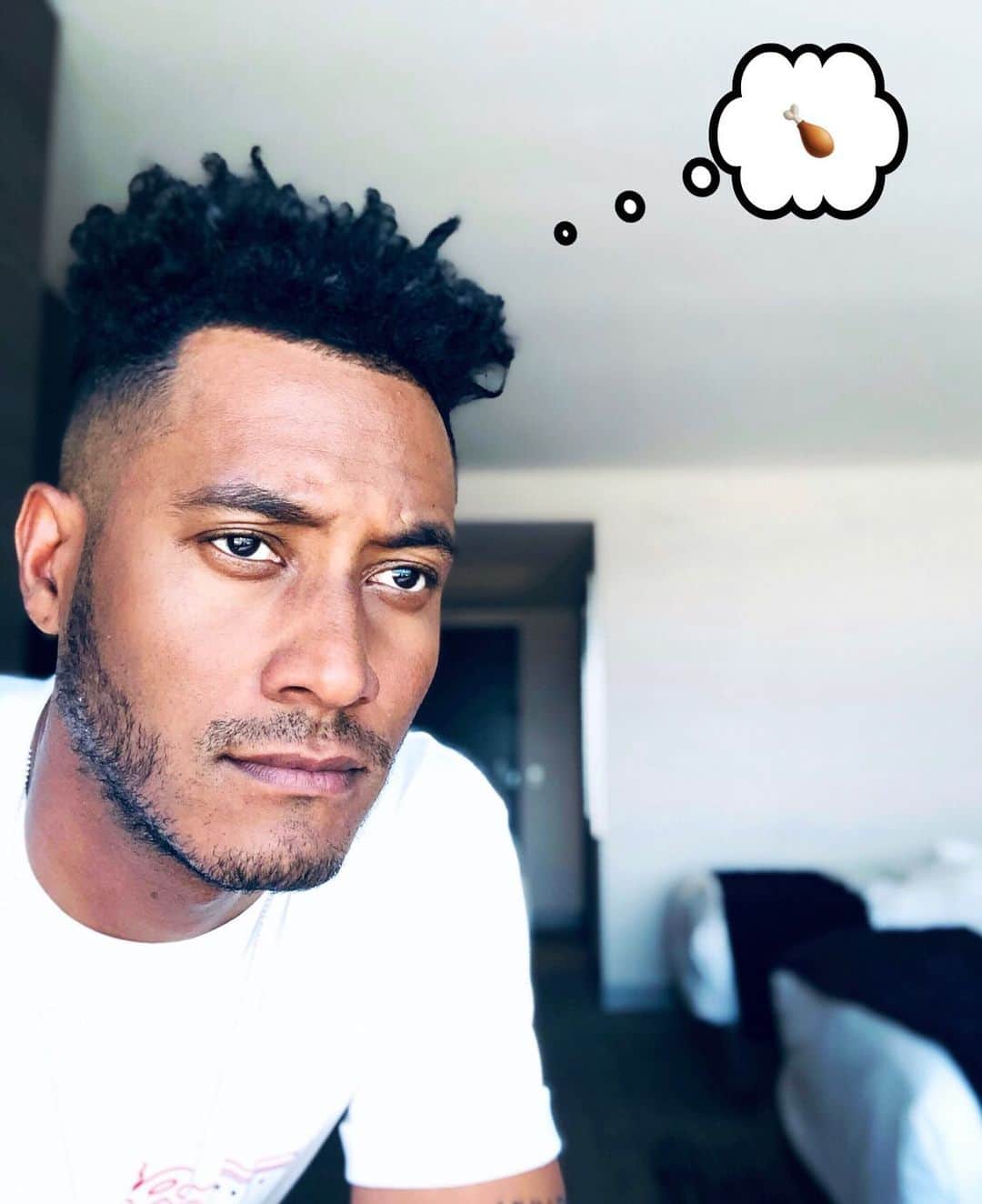 サネリー・ジェームズのインスタグラム：「...」