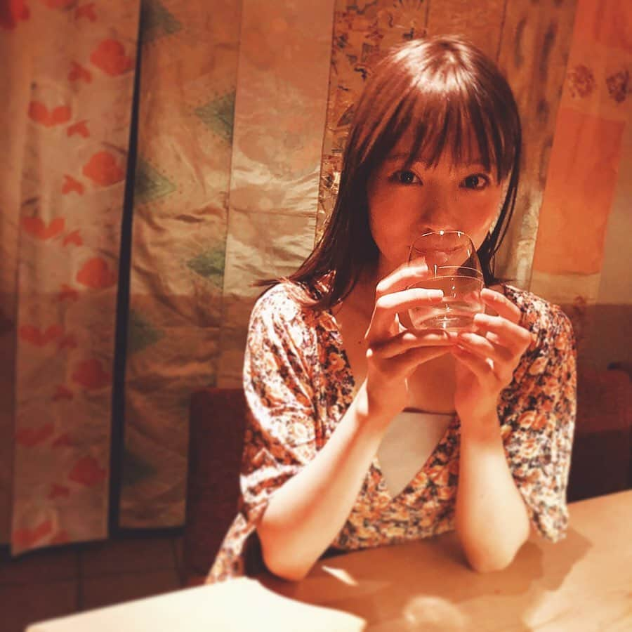 古田ちさこさんのインスタグラム写真 - (古田ちさこInstagram)「・ 六本木に新しく日本酒バーがオープンしていました🍶 【 @tsuyanokoku 】 元々お寿司屋さんだったそう、凛とした和の空間が良い雰囲気🌸 ・ 一杯目に選んだのは山形のお酒、純米大吟醸 #楯野川 さわやかで果実の香りがふわっとしました☺️ 日本酒カクテルは素敵なグラスで出していただいたよ✨ お酒に詳しいバーテンダーさんが好みを聞き出しておすすめしてくれるので日本酒が詳しくない方でもたのしめると思います♬ 途中でリキュールを足して変化を出してもらえたり…✨ 色々と説明してもらってとても感心したのに気持ちよく酔ってしまって忘れちゃったのは反省🤢🌀 ・ 海外からのお客様をおもてなしするのにも良いなと思いました♬ ・ 入口の桜と撮ってもらった写真、飲んだ後で顔が赤いよ〜🙈笑 ・ #日本酒 #Roppongi #sake #艶ノコク #japanesecuisine #六本木グルメ #純米大吟醸 #翌日が遅い日の贅沢 ✨」6月6日 22時39分 - chisakofuruta