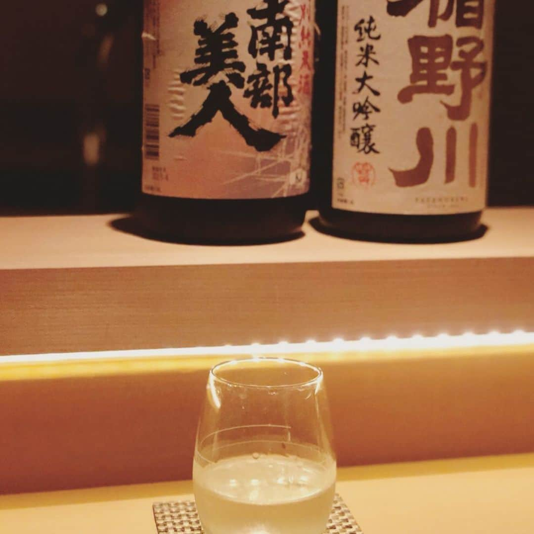 古田ちさこさんのインスタグラム写真 - (古田ちさこInstagram)「・ 六本木に新しく日本酒バーがオープンしていました🍶 【 @tsuyanokoku 】 元々お寿司屋さんだったそう、凛とした和の空間が良い雰囲気🌸 ・ 一杯目に選んだのは山形のお酒、純米大吟醸 #楯野川 さわやかで果実の香りがふわっとしました☺️ 日本酒カクテルは素敵なグラスで出していただいたよ✨ お酒に詳しいバーテンダーさんが好みを聞き出しておすすめしてくれるので日本酒が詳しくない方でもたのしめると思います♬ 途中でリキュールを足して変化を出してもらえたり…✨ 色々と説明してもらってとても感心したのに気持ちよく酔ってしまって忘れちゃったのは反省🤢🌀 ・ 海外からのお客様をおもてなしするのにも良いなと思いました♬ ・ 入口の桜と撮ってもらった写真、飲んだ後で顔が赤いよ〜🙈笑 ・ #日本酒 #Roppongi #sake #艶ノコク #japanesecuisine #六本木グルメ #純米大吟醸 #翌日が遅い日の贅沢 ✨」6月6日 22時39分 - chisakofuruta