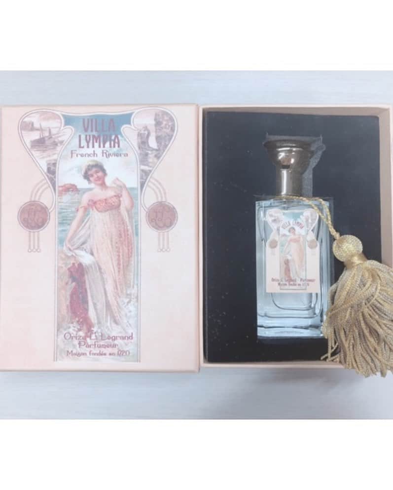 早乙女わかばさんのインスタグラム写真 - (早乙女わかばInstagram)「.﻿ わかばtrip✈️✨﻿ フランス🇫🇷PART.2﻿ ﻿ 1番大感動したこと…﻿ ﻿ ジャン・ルイ・ファージョンさんの香水店へ‼️﻿ ORIZA L LEGRAND ﻿ オリザ ルイ ルグラン﻿ ﻿ 本当に感動しました。﻿ 1720年から続くジャン・ルイ・ファージョンの香水店。﻿ ﻿ そして運命的な出会い。﻿ 「絶対香水を買う！」と決めて色んな香水を試していたら…﻿ ﻿ ピカーーーーン✨✨✨✨﻿ 何かが降りてきたような感覚！﻿ ﻿ ジョン・ルイ・ファージョンの作品での初めてアントワネットとジャンルイが出会う場面。﻿ モンペリエ風のサシェをジャンルイからもらうのですが…その時の香りのイメージが蘇りました‼️﻿ ﻿ 夏の始まりを告げる潮風のようなマリンフローラルの香り。﻿ ﻿ 実際にこの香水だったかはわかりませんが、この香水はフランス南部をイメージした香りなので﻿ 〝もしかしたらこんな香りだったかもしれない！〟﻿ ﻿ と思い選びました😌﻿ ﻿ 箱までとっても可愛くて、さすが王室御用達だと思いました✨﻿ お土産にスミレの花の石鹸を💐﻿ ﻿ そして、NINA’S PARISでお茶💕﻿ ﻿ アントワネット様の靴まで‼  ですが、積もり積もる話をしてすっかりパリだと言うことを忘れるほど😂 ふと外を見て、2人であぁフランスだったという﻿贅沢なお茶の時間でした☺️ ﻿ あんでぃも出演していた﻿ 〝ジャン・ルイ・ファージョン〟﻿ 2人とも大好きな作品です❤️﻿ ﻿ 思い出の作品を2人で再現しました💕﻿ ﻿ #わかばtrip﻿ #フランス﻿ #パリ﻿ #オリザルイルグラン﻿ #ジャンルイファージョン﻿ #NINA'SPARIS﻿ #マリーアントワネット﻿ #香水﻿ #大感動」6月6日 22時42分 - s_wakaba.94
