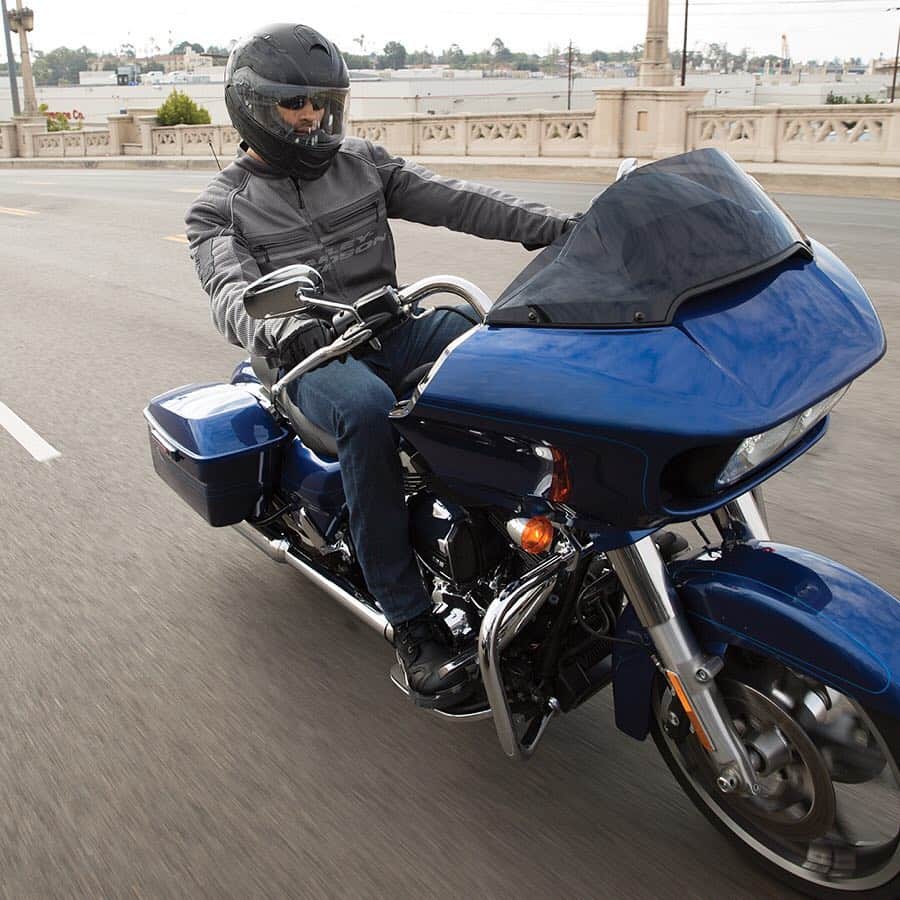 Harley-Davidsonさんのインスタグラム写真 - (Harley-DavidsonInstagram)「Enough with the neckties. Get dad what he really wants this #FathersDay. 🎁 Hit the link in our bio or visit your local dealer to shop now.  #HarleyDavidson #FindYourFreedom」6月6日 22時45分 - harleydavidson