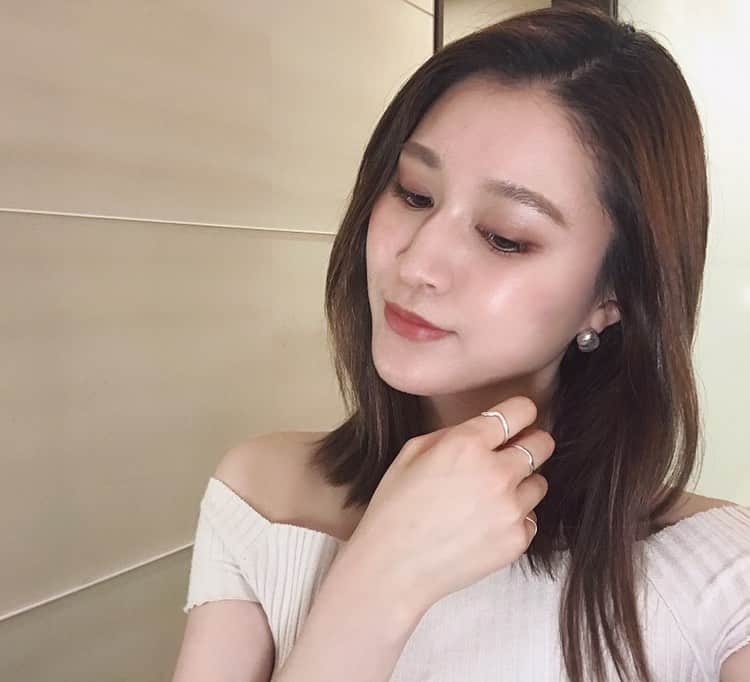 後藤夕貴のインスタグラム：「そういえば最近 まつえくを明るめのシアーブラウンにしたら 夏っぽくて派手すぎず可愛いいい！ 写真だけじゃ伝わらないのが悲しいい！ 外だともっと明るく見えるの ㅤ 3枚目アップで撮ったら 眉毛フラッシュで飛んじゃったよ笑笑 ＿＿＿＿＿＿＿＿＿＿＿＿＿＿＿＿＿＿＿ #eyenail #eyelash  #シアーブラウン #まつえく」
