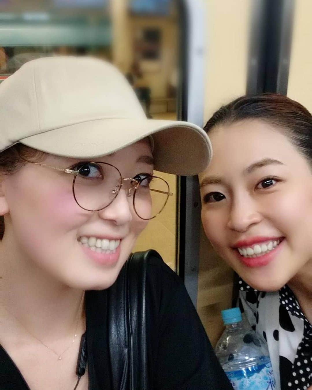 のインスタグラム：「なんか最近ずっとミクと一緒ですw 同期ですが、組も歳も違うし実は在団中の絡みは無く、こうして退団後の近年で密に絡むようになって、フィーリングを勝手に感じております！ 性格が似てるとは思わないけれど、 多分何かの波長が一緒なんだろうなーと所々で思うwｗ 歌って踊れて芝居が出来てホントに頼りになる尊敬すべき同期なのに色んなトコがめっちゃ抜けてるのが大好きやねんw←今日の通しでも抜けてたね😂😂…内緒だけどw  明日はいよいよ「contralto」！！ 17時/19時半 ２回公演です！  本日最終衣装通しを終え、猛反省中… 写真は帰りの電車にて。←ご近所♩ 通し中に急なコンタクトトラブルで目が痛くなり、最後まで涙止まらぬまま目腫れたまま💦 明日には治します！！ より良いモノを皆さまへ！！ 是非です♩  演出は 一期下の隼海惺さん（ゆーみん）♩ ホンマ天才やな！と毎回思います！！ 振付陣もホントに豪華で、是非色んな見て欲しいポイントがありますᕦ(ò_óˇ)ᕤ  #花陽みく #隼海惺 #亜聖樹 #宝塚」