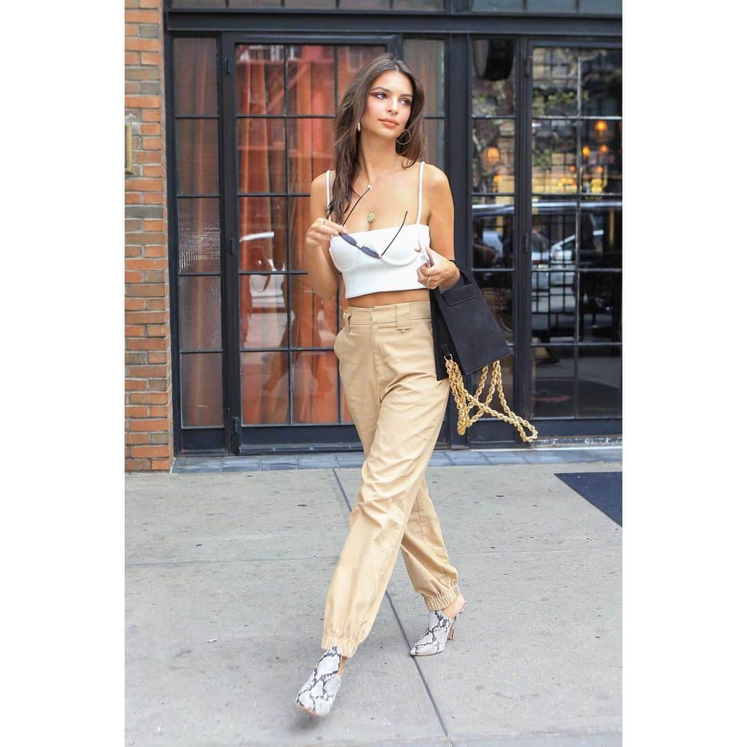 Vogue Taiwan Officialさんのインスタグラム写真 - (Vogue Taiwan OfficialInstagram)「​​#VogueStreetDigest Emily Ratajkowski 超敢秀身材，左滑看連買杯咖啡都性感！﻿ ​​ ﻿ ​​IG 辣模 Emily Ratajkowski 的完美身材人人稱羨！很懂得適時展現身材優點的她，近期街拍被捕捉到的 6 款中空裝造型，你們喜歡哪一套？﻿ ​​ ﻿ @emrata 曾說：「我們（女人）不只有身材而已，但這不表示我們需要為自己的胴體或性感而感到羞澀。」﻿ ​​ ﻿ ​​//﻿ ​​ ﻿ ​​Emily Ratajkowski who has a perfect body shape isn’t ashamed of showing her body at all, even when she is going out for a cup of coffee!﻿ ​​﻿ ​​Emily Ratajkowski, the proud owner of one of Instagram's hottest accounts, is known for how good she is at showing off her gorgeous figure. Vogue presents six “crop top” style she was captured recently. Which one do you like the most?﻿ ​​ ﻿ ​​“We are more than just our bodies, but that doesn’t mean we have to be ashamed of them or our sexuality.” Emily Ratajkowski said.﻿ ​​ ﻿ ​​#Vogue雙語讀時尚 #EmilyRatajkowski  #emrata #celebrityfashion #celebritystyle」6月6日 22時57分 - voguetaiwan