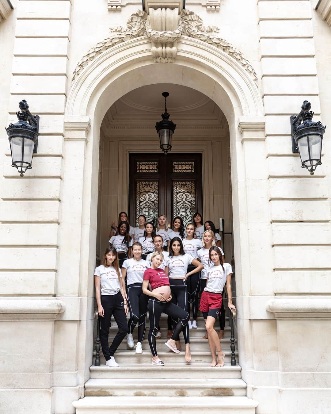 カールラガーフェルドさんのインスタグラム写真 - (カールラガーフェルドInstagram)「To celebrate the launch of the new Athleisure collection, #KARLLAGERFELD hosted an exclusive yoga class today at its maison in Paris. Scroll for pics 👉🏼」6月6日 22時59分 - karllagerfeld