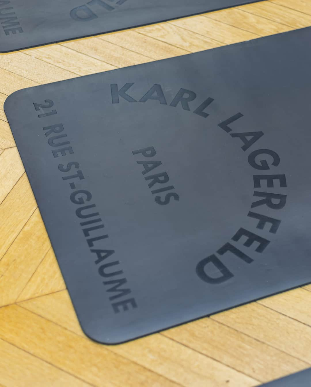 カールラガーフェルドさんのインスタグラム写真 - (カールラガーフェルドInstagram)「To celebrate the launch of the new Athleisure collection, #KARLLAGERFELD hosted an exclusive yoga class today at its maison in Paris. Scroll for pics 👉🏼」6月6日 22時59分 - karllagerfeld