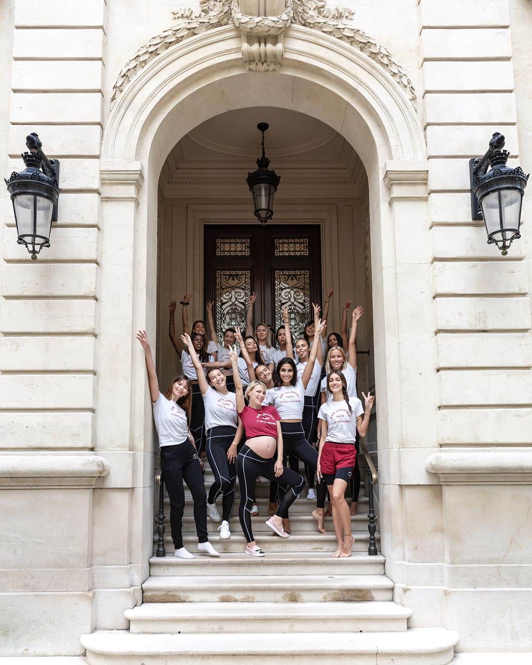 カールラガーフェルドさんのインスタグラム写真 - (カールラガーフェルドInstagram)「To celebrate the launch of the new Athleisure collection, #KARLLAGERFELD hosted an exclusive yoga class today at its maison in Paris. Scroll for pics 👉🏼」6月6日 22時59分 - karllagerfeld