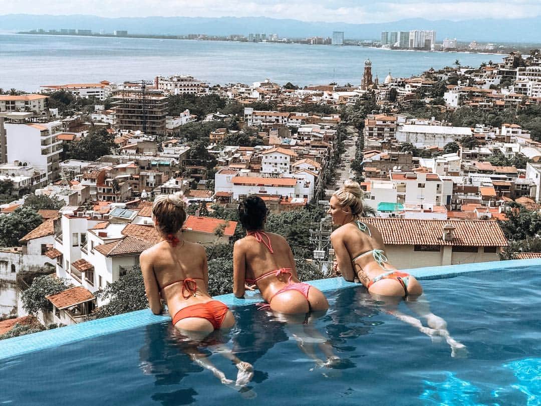 Kindly Myersさんのインスタグラム写真 - (Kindly MyersInstagram)「Mexico, good friends, good tequila, and infinity pools. What more could a girl ask for?」6月6日 22時54分 - kindlymyers