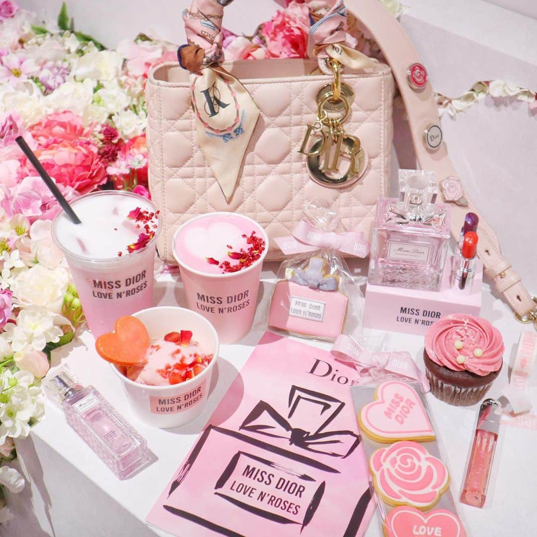 小沼瑞季さんのインスタグラム写真 - (小沼瑞季Instagram)「🎀MISS DIOR LOVE N'ROSES🎀﻿ 明日から期間限定でオープンする﻿ ミスディオール エキシビションへ☕️🍰💕﻿ ﻿ 香水が試せたり、カフェが併設されてるの💗﻿ ﻿ ラテ、アイス、カップケーキ、アイシングクッキー﻿ 何もかも全部可愛すぎたよ〜〜🐰🎀💕💕﻿ ﻿ 店内も可愛すぎるフォトスポットがたくさん！！﻿ 可愛いトートバッグももらえるの💕﻿ コーデはまたupします🥰🎶﻿ ﻿ ﻿ #ミスディオール#ディオール#ディオールカフェ#ディオールコスメ#MISSDIOR#ミスディオール展覧会 #ミスディオールブルーミングブーケ #DIOR#diorbeauty#diorcafe#tokyocafe#omotesandocafe#表参道#表参道カフェ#香水#期間限定カフェ#東京カフェ#カフェ巡り#みいきのカフェめぐり☕️🍰﻿」6月6日 22時55分 - mizukikonuma