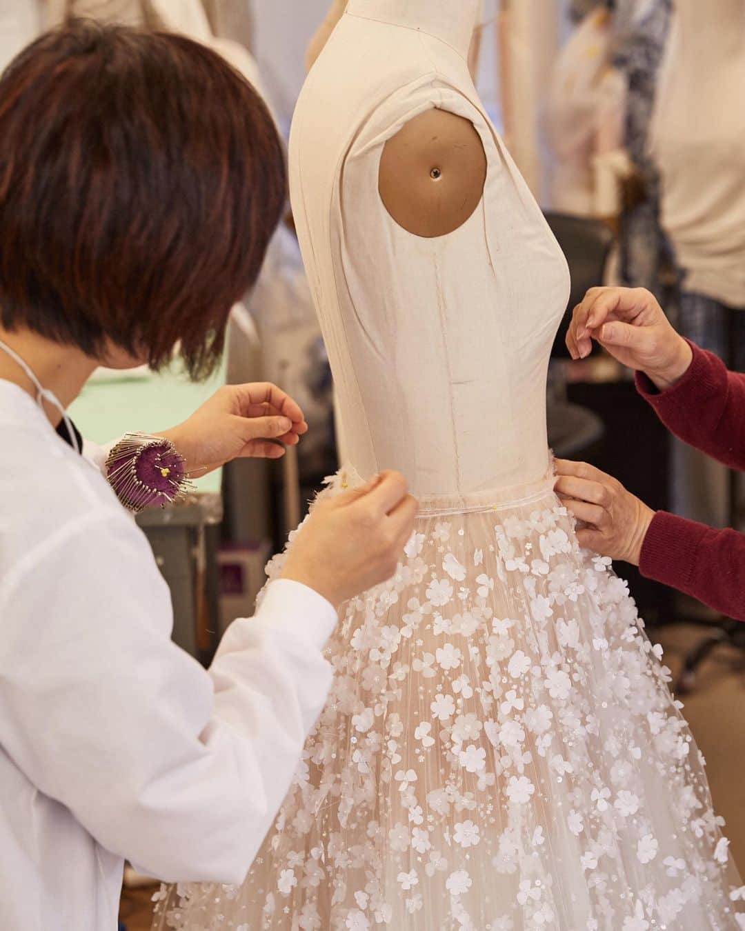 オスカーデラレンタさんのインスタグラム写真 - (オスカーデラレンタInstagram)「From handcrafted appliqué work to delicate embroidery, each #odlrbridal Spring 2020 ensemble is created with love in our atelier.」6月6日 23時07分 - oscardelarenta