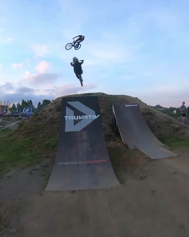 のインスタグラム：「Back in the saddle. Szymon Godziek returns with his brother David Godziek after months off the trails. 🚲: @szymongodziek @davidgodziek 🎥 : @marcinrotacja @redbullbike #redbull #pov #bikergram #motivation #mtb」
