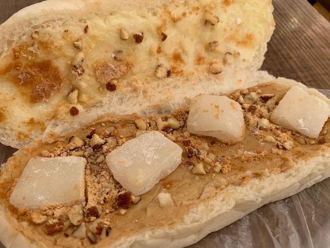 嶋梨夏さんのインスタグラム写真 - (嶋梨夏Instagram)「秋葉原「コパンドゥ3331」さんで販売中のオリジナルコッペパン「しまコッペ」をやっと食べることが出来ました〜😭💓💓食べているうちに懐かしい気持ちを思い出して、泣いてしまいました。パンを食べて泣いたのは生まれて初めてなのですが、それぐらい、私が高校生の頃に食べた思い出のきなこっぺの味を忠実に再現して下さっていて、すごくすごく嬉しくてすごくすごく幸せな気持ちになりました。コパンドゥ3331さんのスタッフさん方にもこんな素敵なチャンスを下さったSHOWROOMさんにもイベント応援して下さった皆さまにも、とっても感謝しています。ありがとうございます😢💓とにかく、めちゃくちゃ美味しいので、秋葉原近辺に行かれた際には是非食べに行ってみて下さい🥖💓沢山の方に食べて頂けますように😊💕💕💕 . 【コパンドゥ3331】銀座線「末広町」駅から徒歩2分、火曜日定休、コッペパンの販売は11:00〜16:00です🥖💓6月30日まで✨✨ .  #コパンドゥ3331 #copainsde3331 #SHOWROOM #コッペパン #きなこ #しまコッペ #秋葉原 #末広町 #ricashima #嶋梨夏」6月6日 23時00分 - shimarica_jp