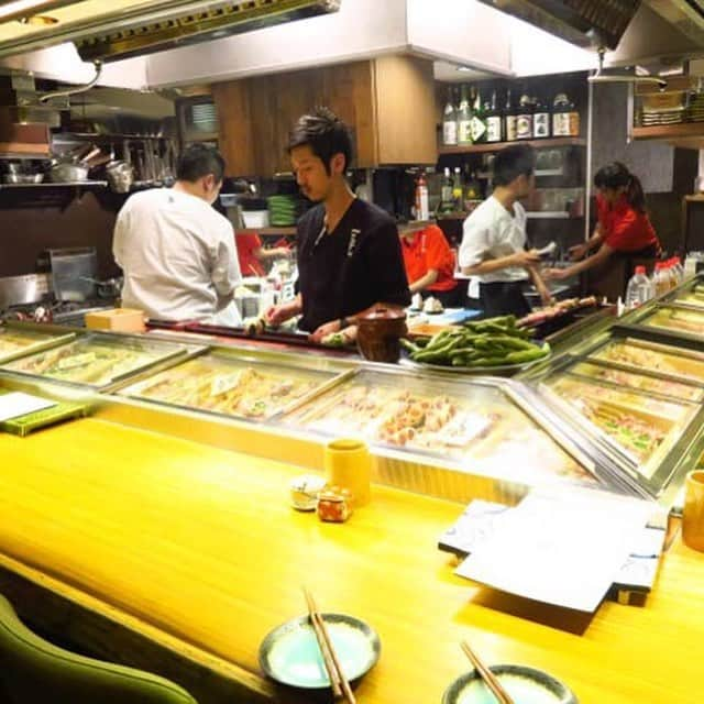 東京カレンダーさんのインスタグラム写真 - (東京カレンダーInstagram)「採れたての野菜に豚バラ肉をぐるぐる巻きにして焼き上げた、ヘルシーな“野菜巻き串”。卵黄をたっぷり絡めて食べる「すきやき」は、甘辛のタレと卵が絶妙に絡み合う絶品！ #東京カレンダー #東カレ #tokyocalendar #渋谷 #ごりょんさん #野菜巻き串 #すきやき」6月6日 23時02分 - tokyocalendar