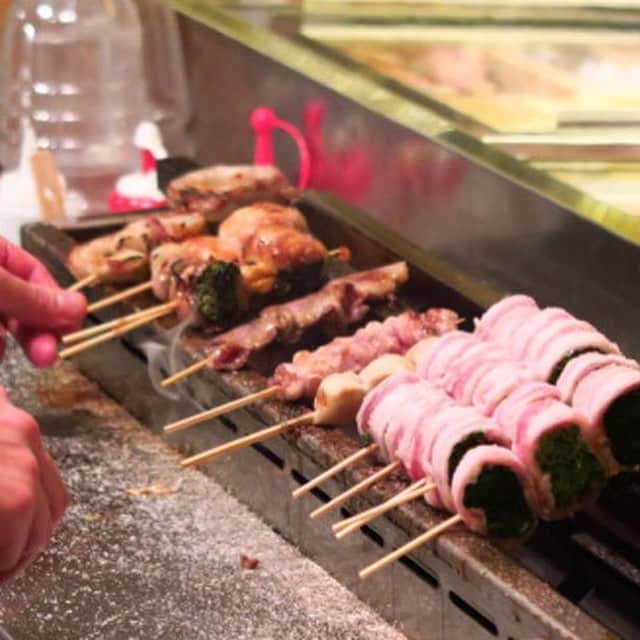 東京カレンダーさんのインスタグラム写真 - (東京カレンダーInstagram)「採れたての野菜に豚バラ肉をぐるぐる巻きにして焼き上げた、ヘルシーな“野菜巻き串”。卵黄をたっぷり絡めて食べる「すきやき」は、甘辛のタレと卵が絶妙に絡み合う絶品！ #東京カレンダー #東カレ #tokyocalendar #渋谷 #ごりょんさん #野菜巻き串 #すきやき」6月6日 23時02分 - tokyocalendar