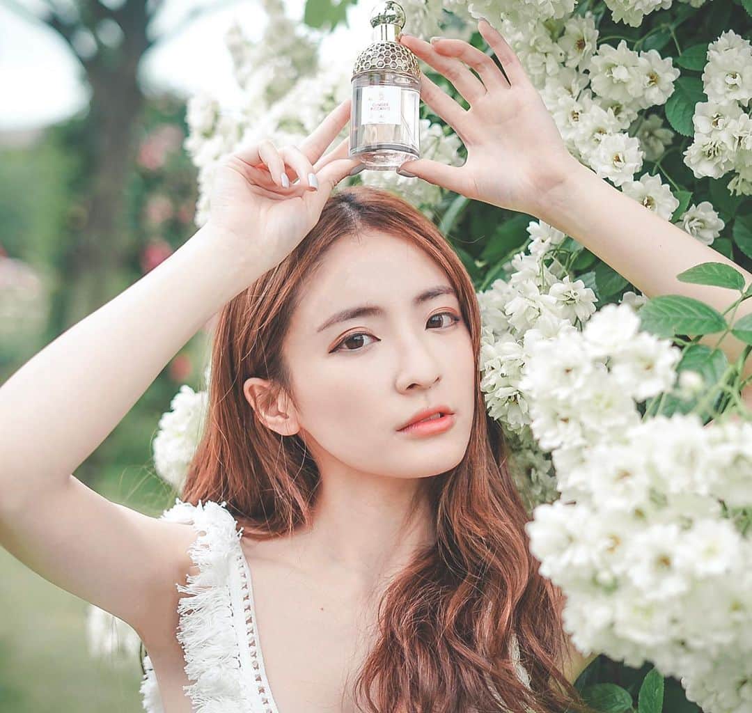 Giann Chanのインスタグラム：「AQUA ALLEGORIA – GINGER PICCANTE is what we all needed for spring. Freshly cut ginger in the opening before becoming a soft, in-the-garden rose scent. Every time I wear it, it makes me feel I am in a garden somewhere. . . . @Guerlain @GuerlainHK #Guerlain #GuerlainHK #GuerlainParfumeur #AquaAllegoria #GingerPiccante #ad」