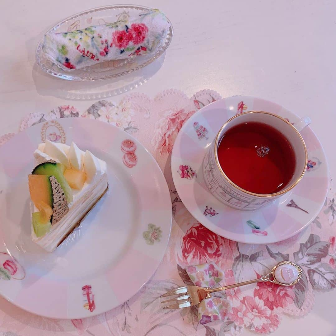 桜川ひめこさんのインスタグラム写真 - (桜川ひめこInstagram)「🦄💓🧁🍓💗🌟💜💫 ポーセラーツのお教室おわりに 出してもらえる スイーツやお紅茶🥺💜 めろめろめろんケーキという 奇跡🍈🍈🍈🍈 ・ レッスンも先生も、全てに 癒されるから 誘ってくれたまどかちゃんに 感謝💞💞💞 ・ これから月一は確実に 会える🥺💕うれし☺️🙌💫 ・ いろいろはじめだしたから 未来も楽しくなりそう🥳🍒 🧁🧁🧁🧁🧁🧁 #ポーセラーツ  #ポーセラーツマグカップ  #ポーセラーツプレート  #スイーツ  #かわいい #ゆめかわいい #かわいい食器  #メロンケーキ  #女の子ママ  #女の子育児」6月6日 23時04分 - sakuragawahimeko