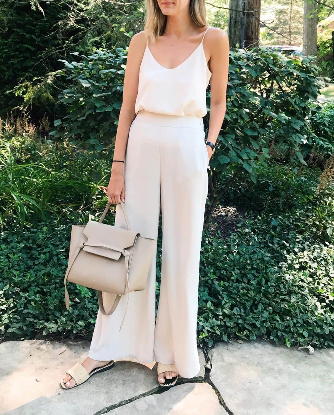 Anna Jane Wisniewskiのインスタグラム：「The good news: this cami is two years old and they still make it! The bad news: these pants are old. The good news: the brand still makes this pant in other colors. The bad news: these shoes are old and have ceased to exist from the internet. The good news: the bra I wear with this cami is only $7 on amazon. Shop it all here ➡️ http://liketk.it/2Cmgq #liketkit @liketoknow.it #LTKunder100 #ltkunder25 #blushpink #amazonfashion #everlane #ootd」