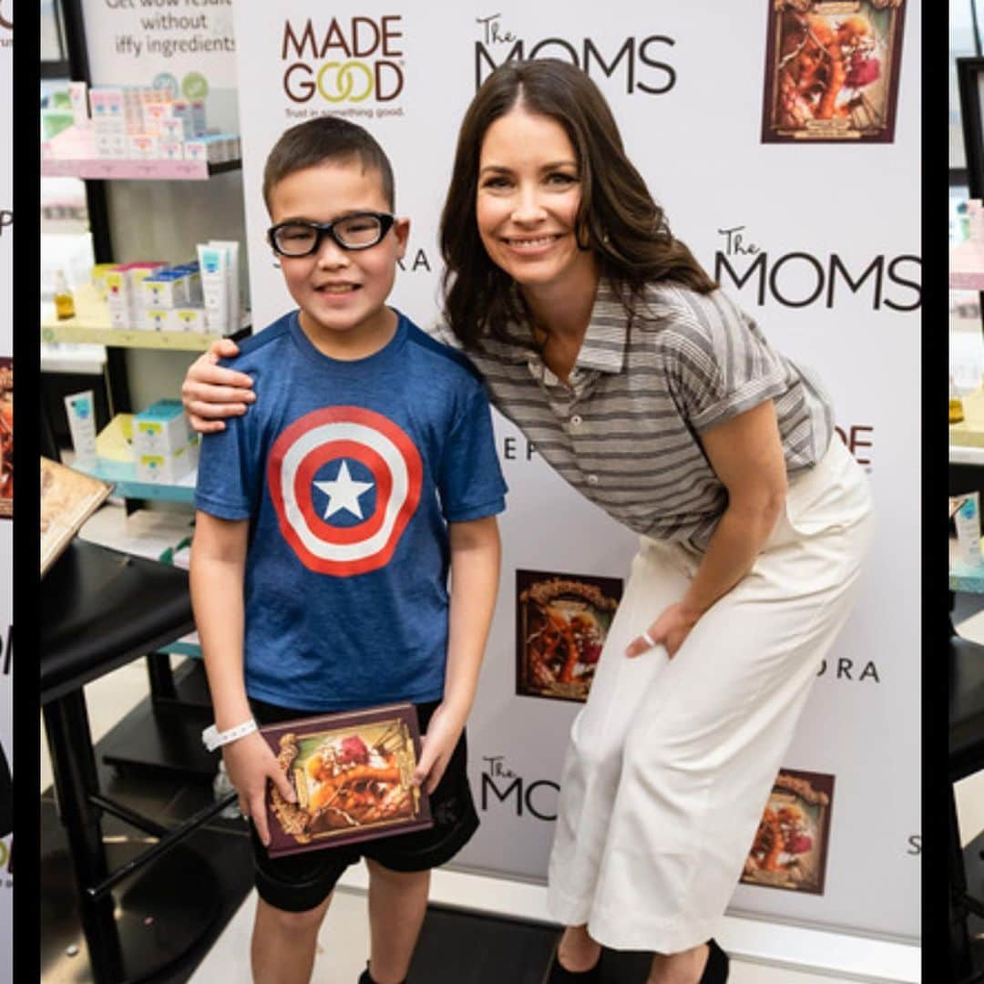 エヴァンジェリン・リリーさんのインスタグラム写真 - (エヴァンジェリン・リリーInstagram)「I felt SO much love from the kids and @themomsnetwork on Tuesday, I gotta do another book signing!  If you find yourself in or near #Toronto please come by @indigobayandbloor tonight for a 7pm #bookreading #qna and #booksigning!  Don’t forget to bring the kids!! (Ideal age: 6-10.  ALL kids, including kids at heart, welcome. 💚) #kids #kidatheart . @thesquickerwonkers @chaptersindigo @sephora @madegoodfoods  #indigofaves #selmathespoiled #thepreshow #TheDemiseofSelmatheSpoiled, #middlegradebooks, #middlegradefiction #middlegradefantasy, #kidsdbookswelove, #kidsbooks, #kidsbookshelf, #kidsbookreview, #kidsbooks, #kidsbookclub, #kidsbooksofinstagram #evangelinelilly」6月6日 23時11分 - evangelinelillyofficial