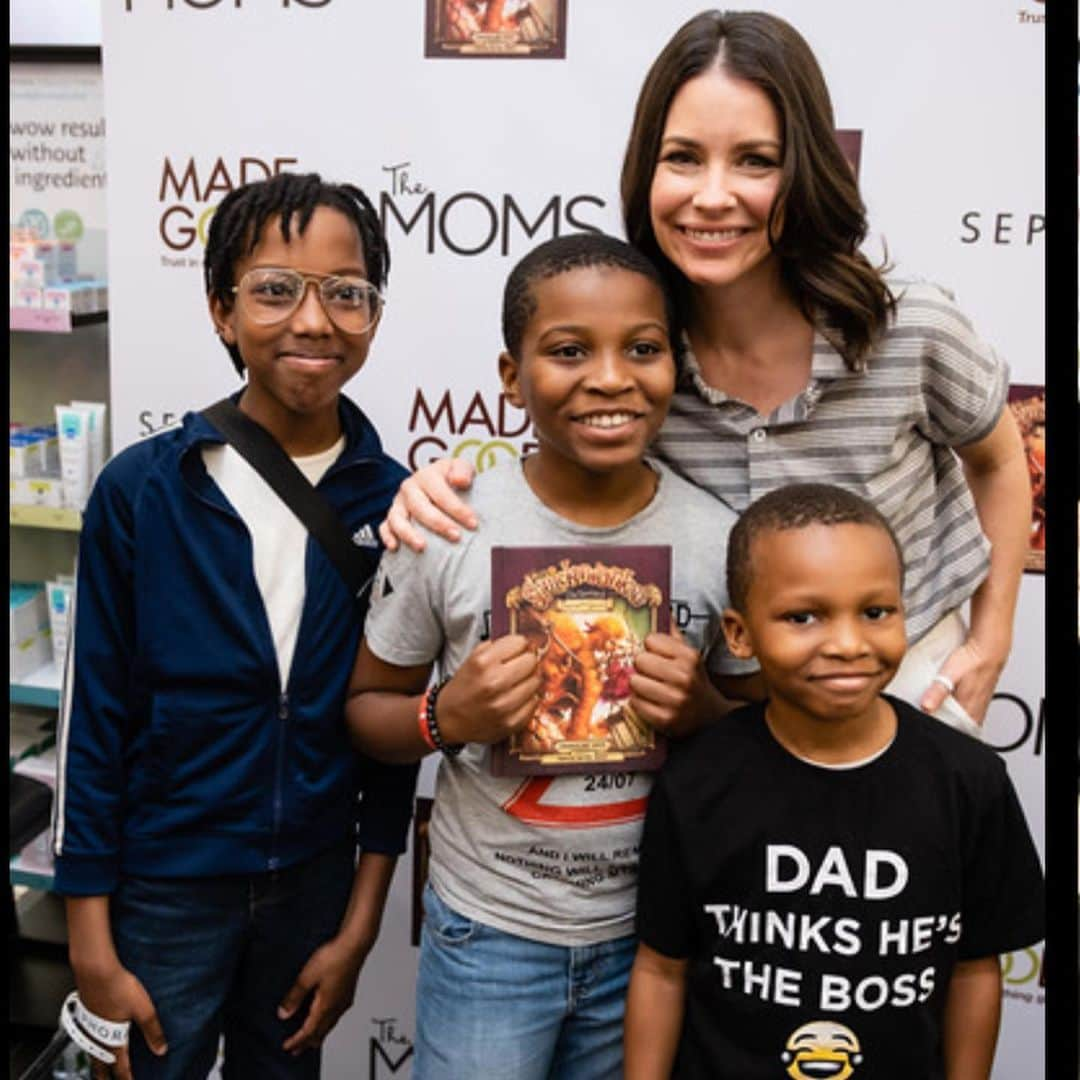 エヴァンジェリン・リリーさんのインスタグラム写真 - (エヴァンジェリン・リリーInstagram)「I felt SO much love from the kids and @themomsnetwork on Tuesday, I gotta do another book signing!  If you find yourself in or near #Toronto please come by @indigobayandbloor tonight for a 7pm #bookreading #qna and #booksigning!  Don’t forget to bring the kids!! (Ideal age: 6-10.  ALL kids, including kids at heart, welcome. 💚) #kids #kidatheart . @thesquickerwonkers @chaptersindigo @sephora @madegoodfoods  #indigofaves #selmathespoiled #thepreshow #TheDemiseofSelmatheSpoiled, #middlegradebooks, #middlegradefiction #middlegradefantasy, #kidsdbookswelove, #kidsbooks, #kidsbookshelf, #kidsbookreview, #kidsbooks, #kidsbookclub, #kidsbooksofinstagram #evangelinelilly」6月6日 23時11分 - evangelinelillyofficial