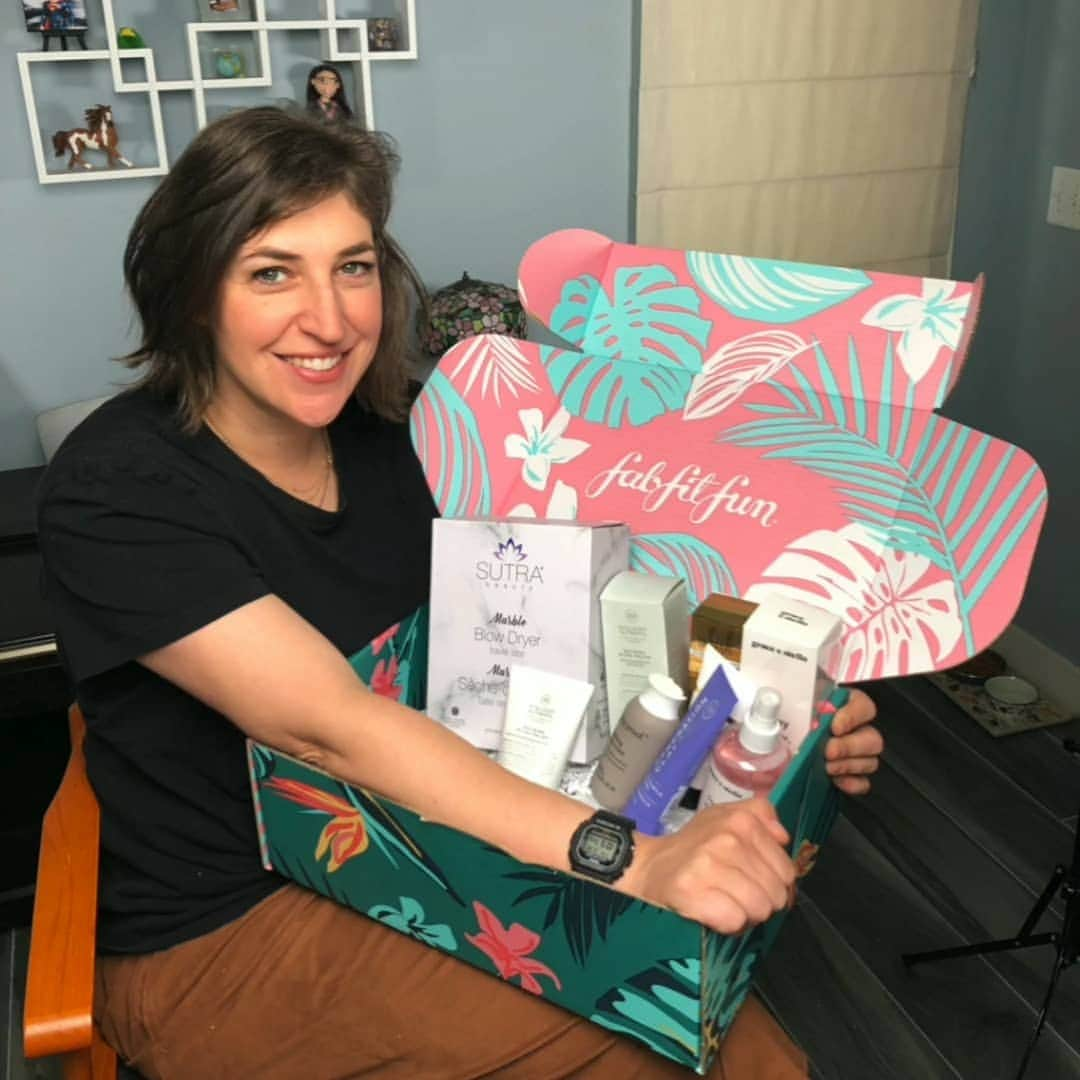 メイム・ビアリクさんのインスタグラム写真 - (メイム・ビアリクInstagram)「#fabfitfunpartner My #fabfitfun Summer box just arrived, and with code MAYIM you can get $10 off your first box! I’m so excited to try out all my full-size goodies! The rose water misting spray and hair dryer are stand out favorites, but the whole box is really lovely. FabFitFun is also available now in the UK! Go to www.fabfitfun.com today to try it out. @fabfitfun」6月6日 23時17分 - missmayim