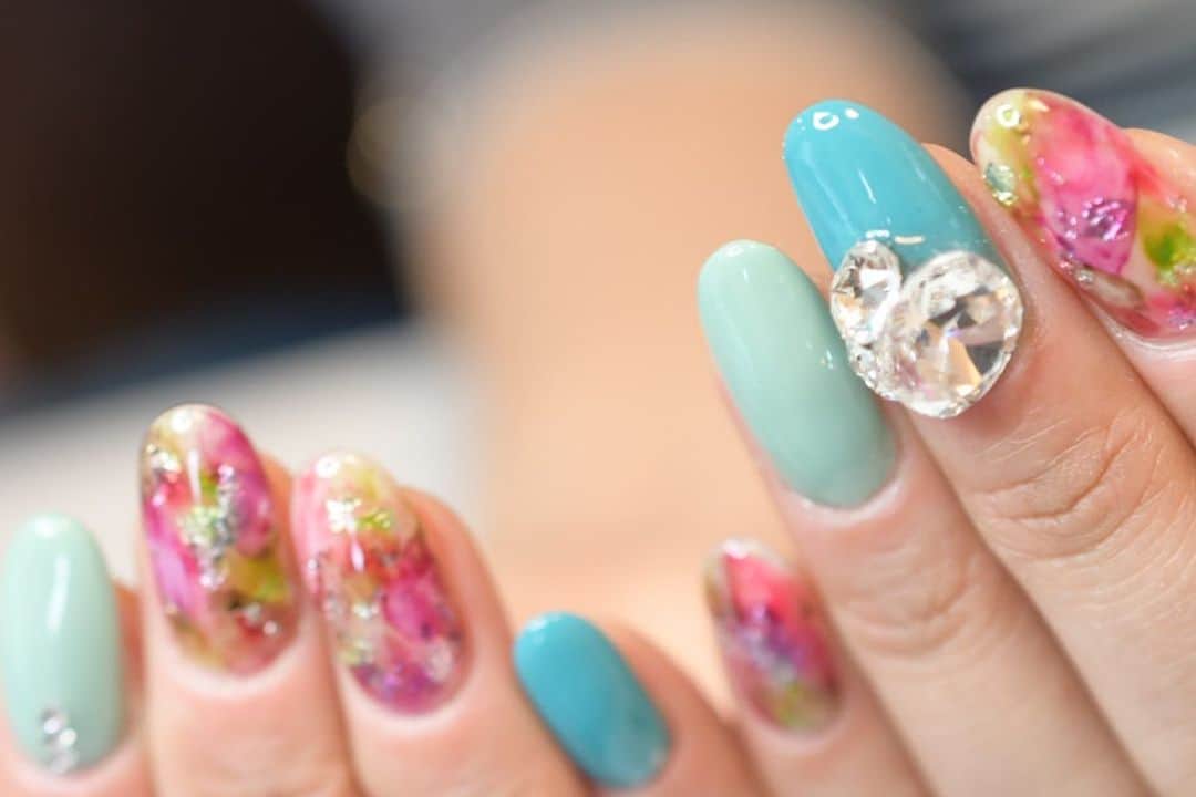 のインスタグラム：「. . 大阪市北区 梅田.中崎町.駅から徒歩7分🚶‍♀️ CADENAS nail eyelash  マツエクアカウント @cadenaseyelash LINE:@ cadenas 🆔検索🙋‍♀️ tel:06-4792-8617. cadenas.nail@gmail.com. . #ネイル #ジェルアート #手元くら部 #梅田ネイル #instanails #大人ネイル #個性派ネイル #クリアネイル #ジェルネイル #nail #네일 #ニュアンスネイル #instanail #nailstagram #春ネイル  #ネイルデザイン #젤네일 #美甲 #osaka  #ジェルデザイン #cadenas #指甲 #spring #Insatnails #fashion #シアーネイル #うる艶ネイル #トレンドネイル  #お洒落ネイル #ブルー」