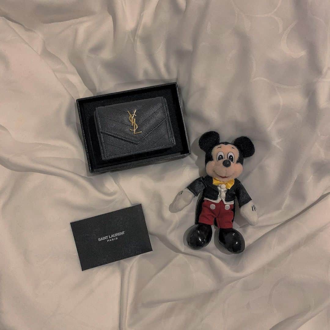 前田亜美のインスタグラム：「.. . . 🥺♡. .  #新作 #YvesSaintLaurent #ミニ財布  #ミニウォレット」