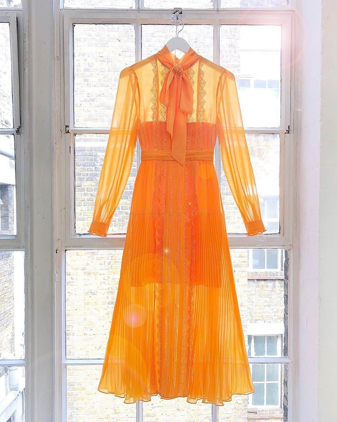 SELF PORTRAITさんのインスタグラム写真 - (SELF PORTRAITInstagram)「ORANGE CHIFFON TRIMMED DRESS 🍊🍊🍊 Link in story  #SPWindow」6月6日 23時20分 - mrselfportrait