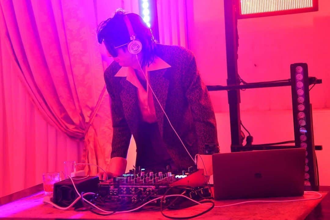 のインスタグラム：「@bradfordcox, lead singer of band @deerhuntermusic—who also walked the  #GucciCruise20 runway—performed at the party held at @palazzo_brancaccio in Rome after the show. @alessandro_michele #AlessandroMichele」