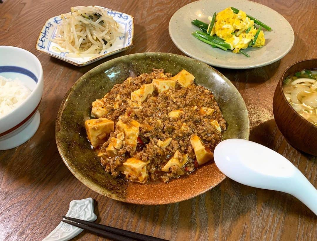 東麻美さんのインスタグラム写真 - (東麻美Instagram)「今夜は麻婆豆腐定食🍚 料理は気持ちよく作るが一番美味しくできると思う。 一つの浄化法と言えよう。 あれ？いまいち失敗したなと思っても、まぁいいか、これはこれで。と食べるがなお良し。 🍷🎵必須。 ただホロ酔いなだけか？🙂 ・ ・ #麻美御飯 #麻婆豆腐#もやしのナムル#卵とネギの炒め物#玉ねぎのお味噌汁 #夜ごはん#おうちごはん #dinner#homemade」6月6日 23時33分 - asamihigashi