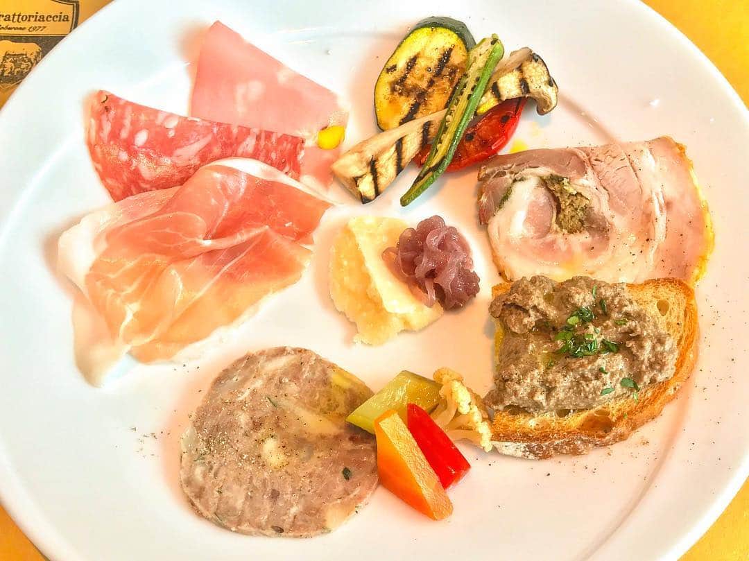 のインスタグラム：「Buoooona😋 Enjoying a good Antipasto misto at “La Trattoriaccia Ruborone 1977”, in Hiroo🇮🇹😙美味しいトスカーナ料理を頂きました！🍷Daje se magna!🤪 #ベリッシモ #料理研究家 #francescobellissimo #chef #tvchef #celebritychef #latrattoriacciaroburone #italian #italianstyle #italianfood #italiancuisine #イタリア料理 #food #antipasto #広尾 #ラトラットリアッチャ #イタリア #enjoy #pictureoftheday #vip #luxurylifestyle #stosempreamagna #cucinaitaliana #トスカーナ料理 #グルメ #美味い」