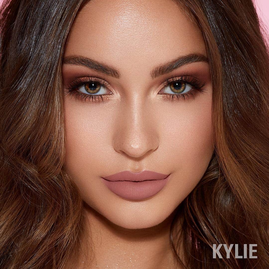 Kylie Cosmeticsさんのインスタグラム写真 - (Kylie CosmeticsInstagram)「BARE matte lip kit 💖 a gorgeous nude pinky beige 💋 launching with Posie K velvet lip kit tomorrow 9am pst on KylieCosmetics.com ✨ On the eyes: The Burgundy Palette available in @ultabeauty stores」6月6日 23時26分 - kyliecosmetics