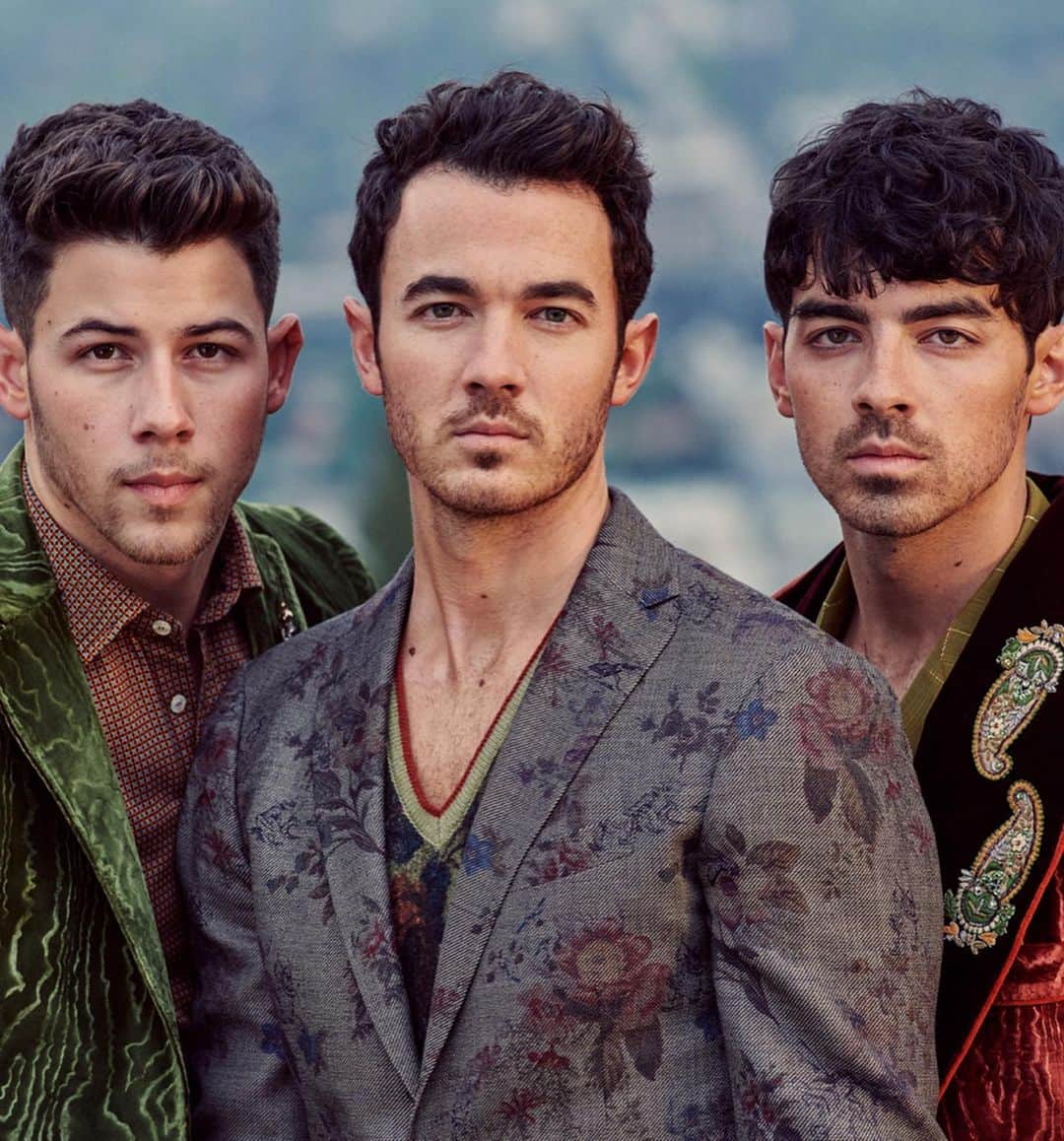 Harper's BAZAARさんのインスタグラム写真 - (Harper's BAZAARInstagram)「The @jonasbrothers may have grown up, but you’re still going to want to hang all these pics on your bedroom wall. Link in bio to the full Men’s BAZAAR.com digital cover story.  Photographer: @ericraydavidson Profile: #JasonGay  Fashion Director: @kerrypieri Stylist: @avoyermagyan Groomer: @mnmachado Bookings: @whatisnojan  Executive director: @joyann_king」6月6日 23時26分 - harpersbazaarus