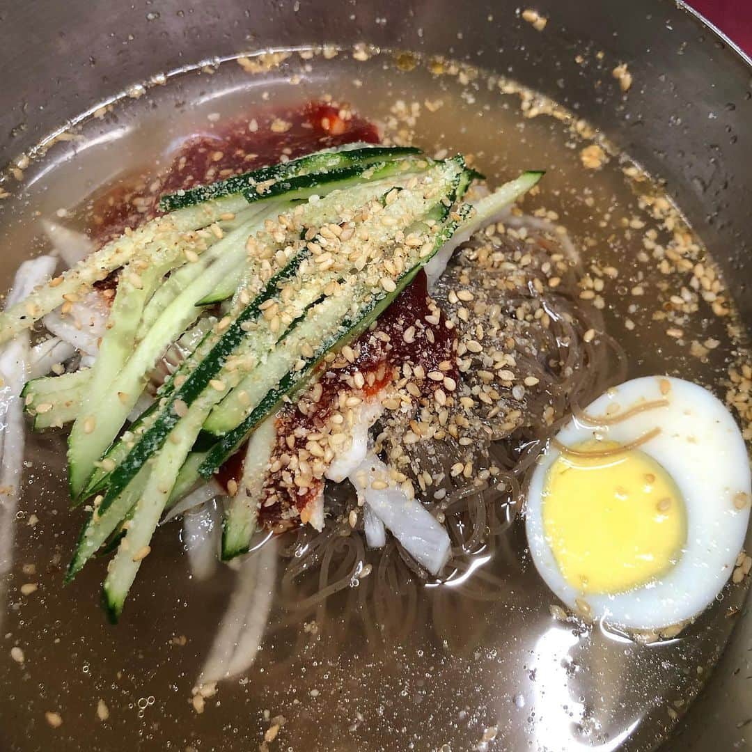 ハン・アルムソンイさんのインスタグラム写真 - (ハン・アルムソンイInstagram)「살이 안찌는게 이상하쥐 .. 꽈리꼬추에 흑돼지 싸서 먹은거 아주 맛이 조았어..」6月6日 23時27分 - areumsongee