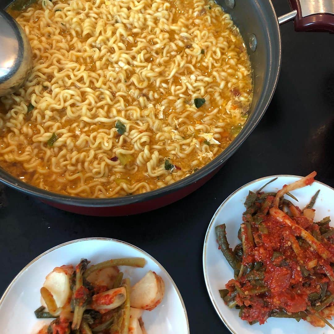ハン・アルムソンイさんのインスタグラム写真 - (ハン・アルムソンイInstagram)「살이 안찌는게 이상하쥐 .. 꽈리꼬추에 흑돼지 싸서 먹은거 아주 맛이 조았어..」6月6日 23時27分 - areumsongee