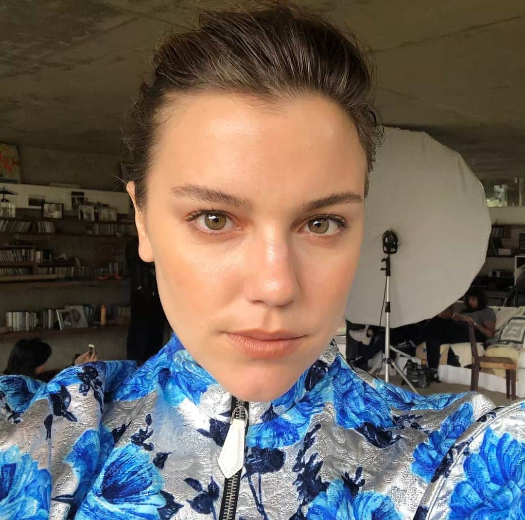 Alice Wegmannのインスタグラム：「sem filtro, só essa beleza da @brazilrenata pra capa da @marieclairebr que já tá nas bancas!」